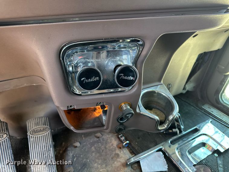 image for item EQ4751 2010 Peterbilt 386 semi truck