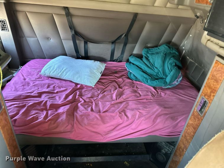 image for item EQ4751 2010 Peterbilt 386 semi truck