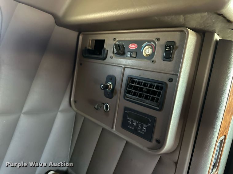 image for item EQ4751 2010 Peterbilt 386 semi truck