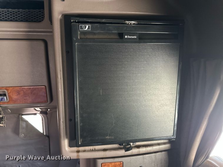 image for item EQ4751 2010 Peterbilt 386 semi truck