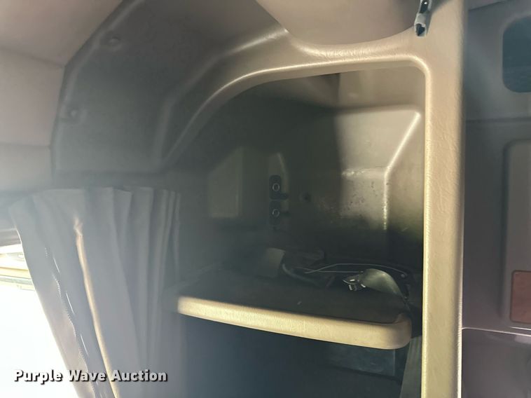 image for item EQ4751 2010 Peterbilt 386 semi truck