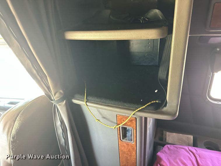 image for item EQ4751 2010 Peterbilt 386 semi truck