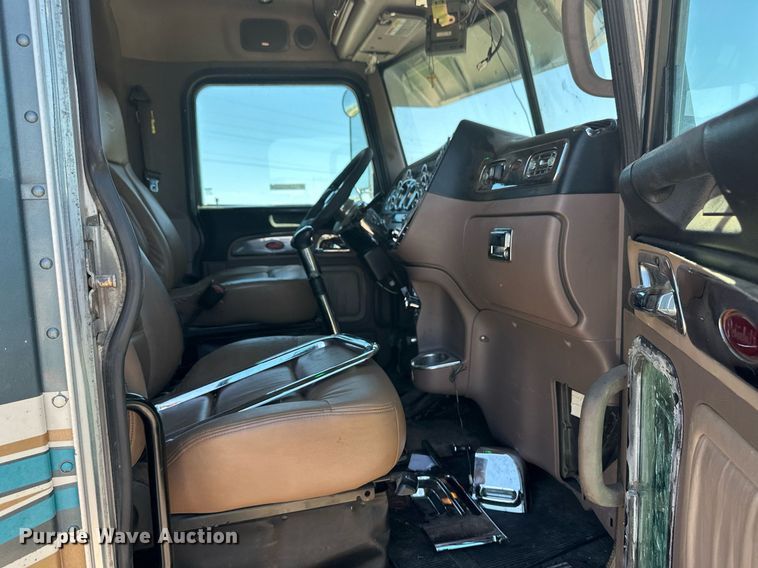 image for item EQ4751 2010 Peterbilt 386 semi truck