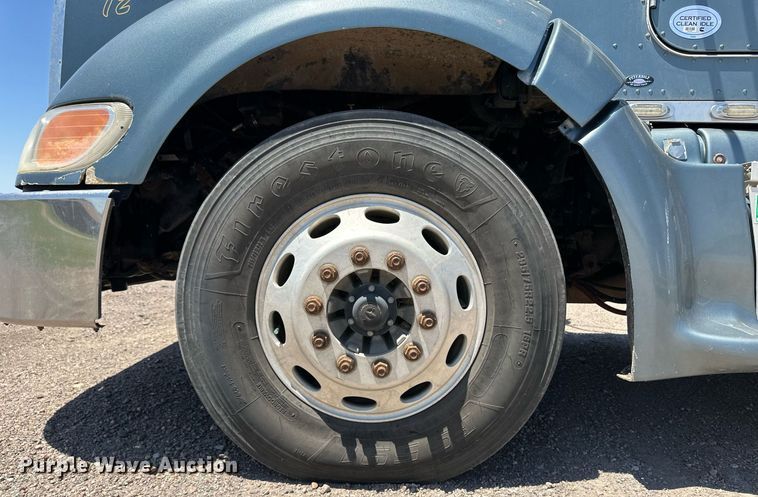 image for item EQ4751 2010 Peterbilt 386 semi truck