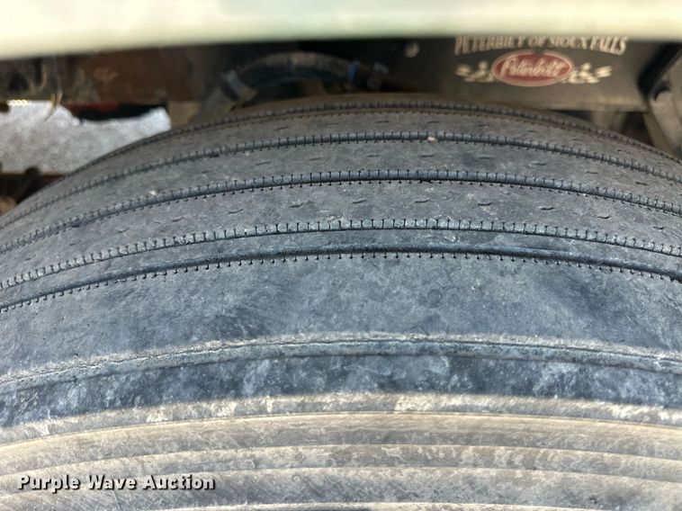 image for item EQ4751 2010 Peterbilt 386 semi truck