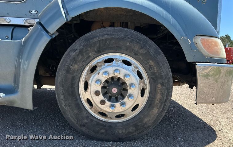 image for item EQ4751 2010 Peterbilt 386 semi truck