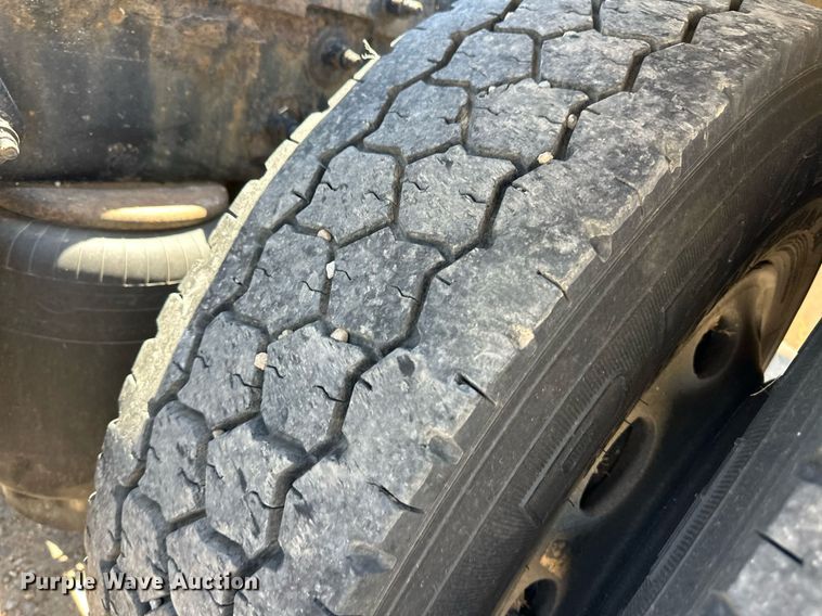 image for item EQ4751 2010 Peterbilt 386 semi truck