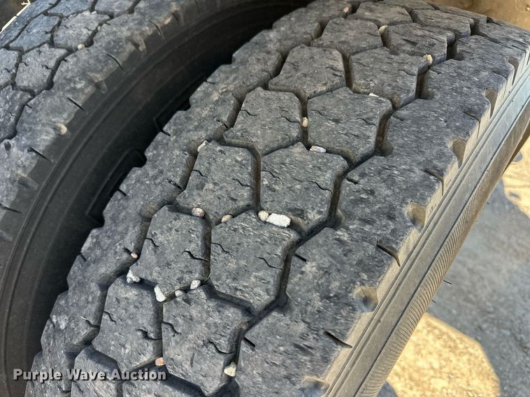 image for item EQ4751 2010 Peterbilt 386 semi truck