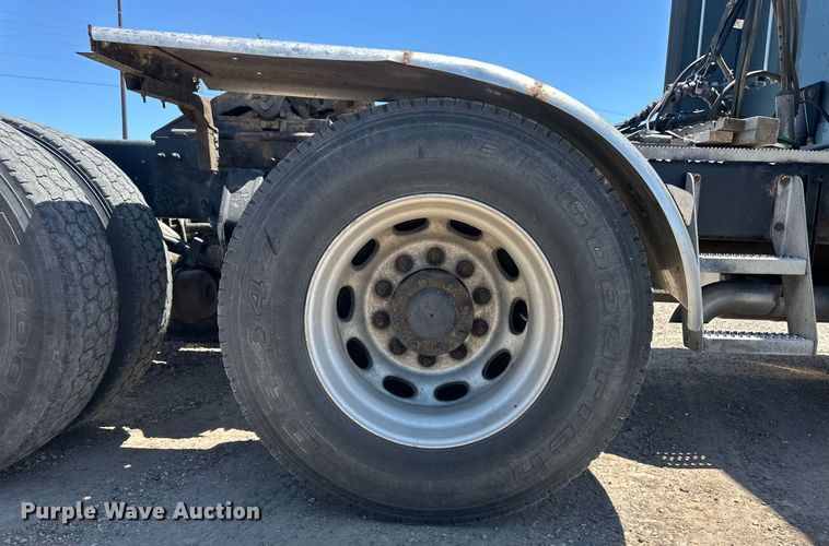 image for item EQ4751 2010 Peterbilt 386 semi truck