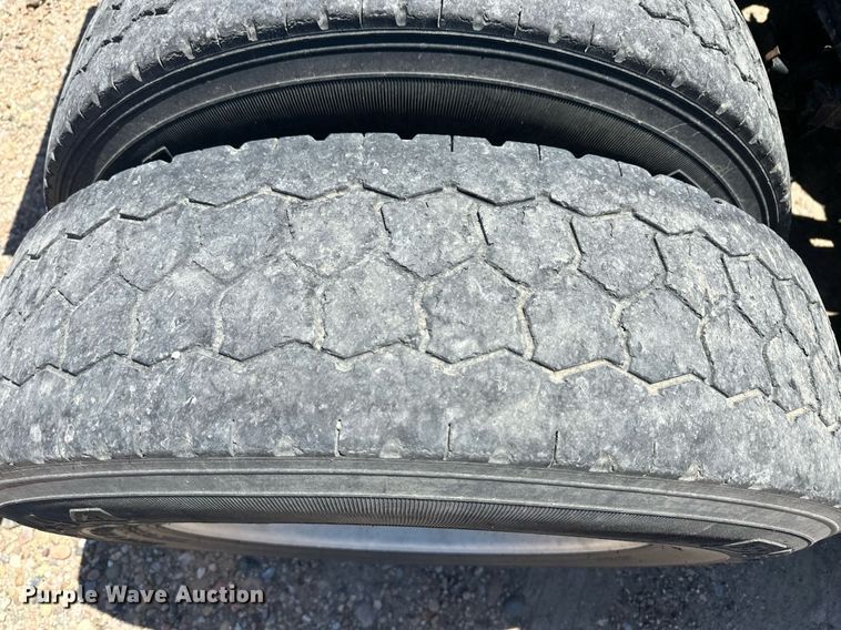 image for item EQ4751 2010 Peterbilt 386 semi truck