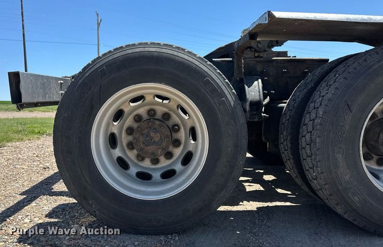 image for item EQ4751 2010 Peterbilt 386 semi truck