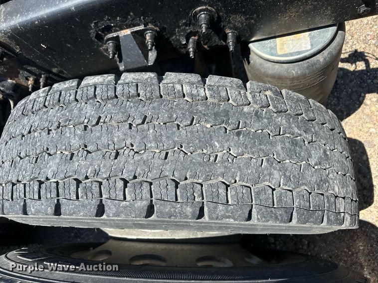 image for item EQ4751 2010 Peterbilt 386 semi truck