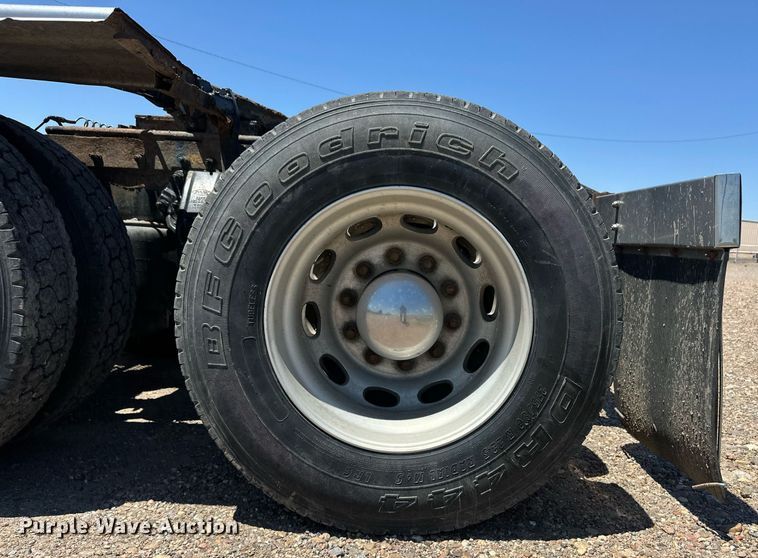 image for item EQ4751 2010 Peterbilt 386 semi truck