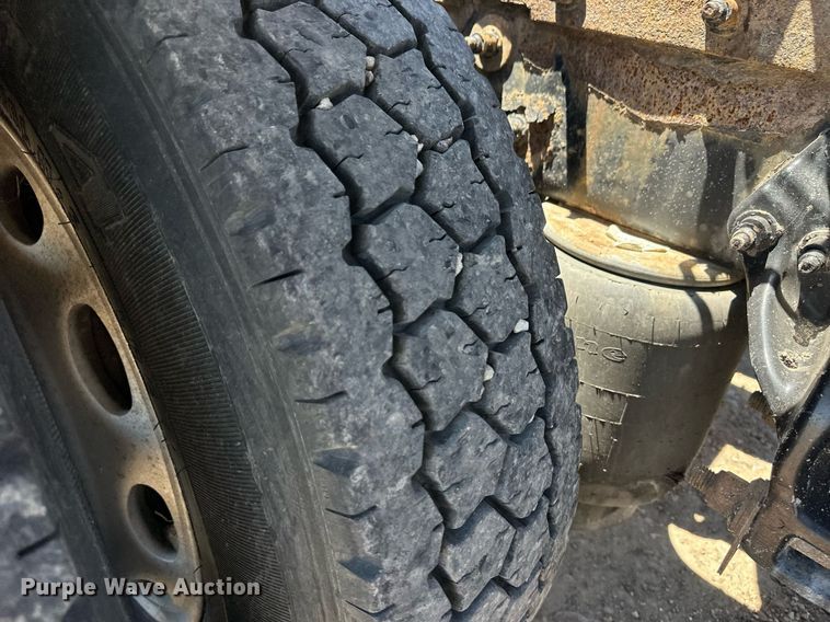 image for item EQ4751 2010 Peterbilt 386 semi truck