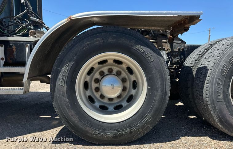 image for item EQ4751 2010 Peterbilt 386 semi truck