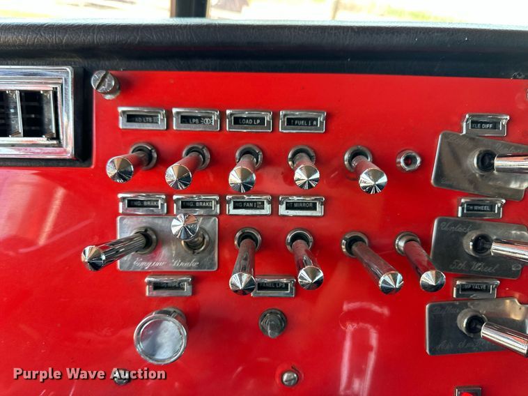 image for item EQ4752 1997 Peterbilt 379 semi truck