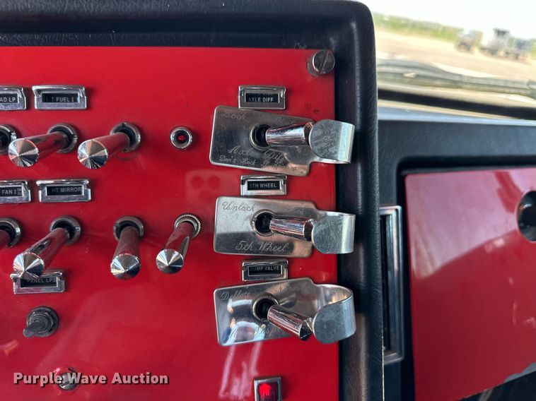 image for item EQ4752 1997 Peterbilt 379 semi truck