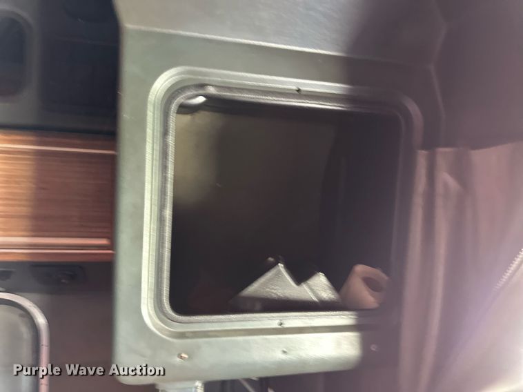 image for item EQ4752 1997 Peterbilt 379 semi truck