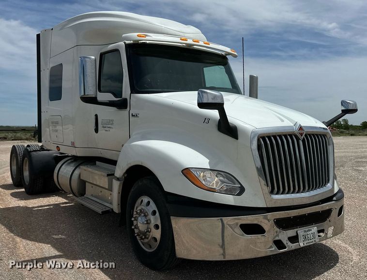 image for item EQ4758 2020 International LT625 semi truck