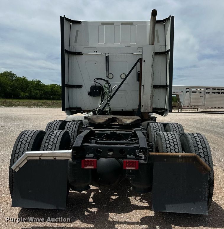 image for item EQ4758 2020 International LT625 semi truck