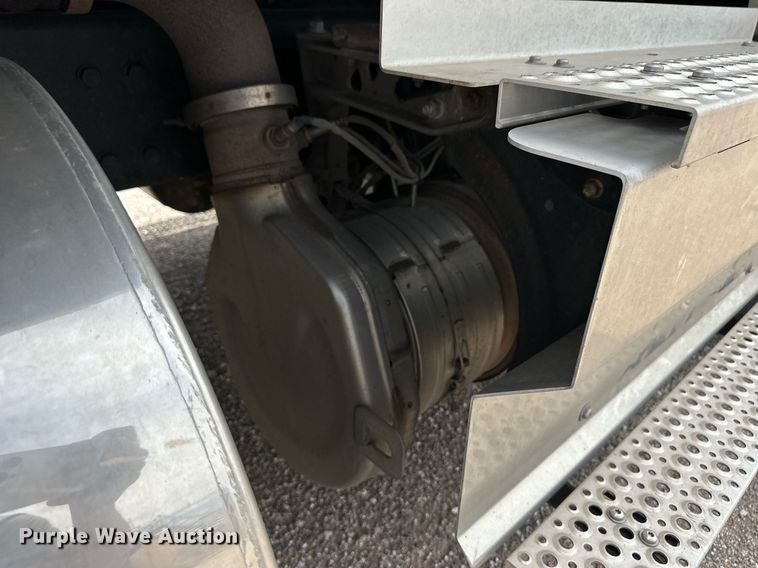 image for item EQ4758 2020 International LT625 semi truck