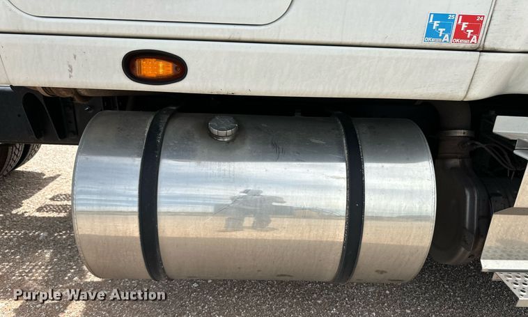 image for item EQ4758 2020 International LT625 semi truck