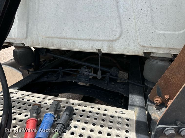 image for item EQ4758 2020 International LT625 semi truck