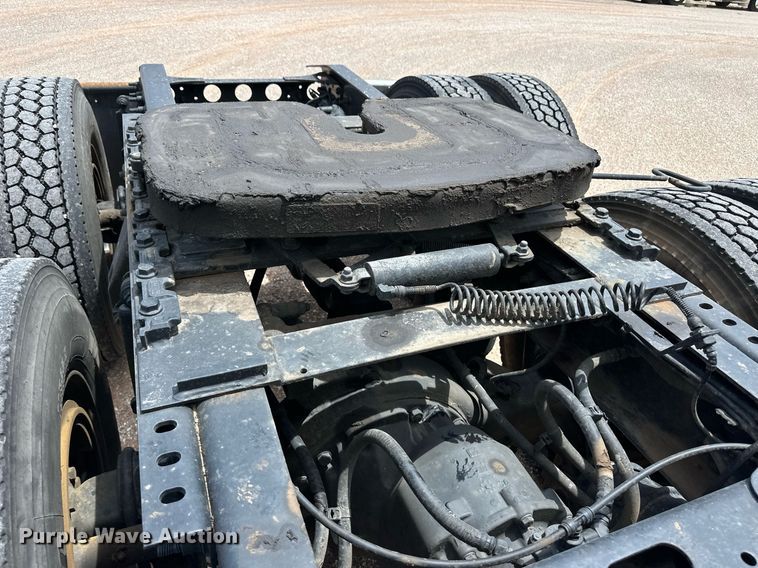 image for item EQ4758 2020 International LT625 semi truck