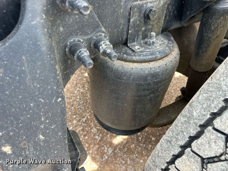 image for item EQ4758 2020 International LT625 semi truck