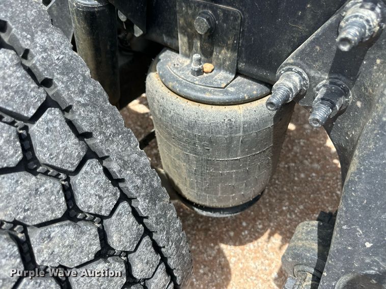 image for item EQ4758 2020 International LT625 semi truck