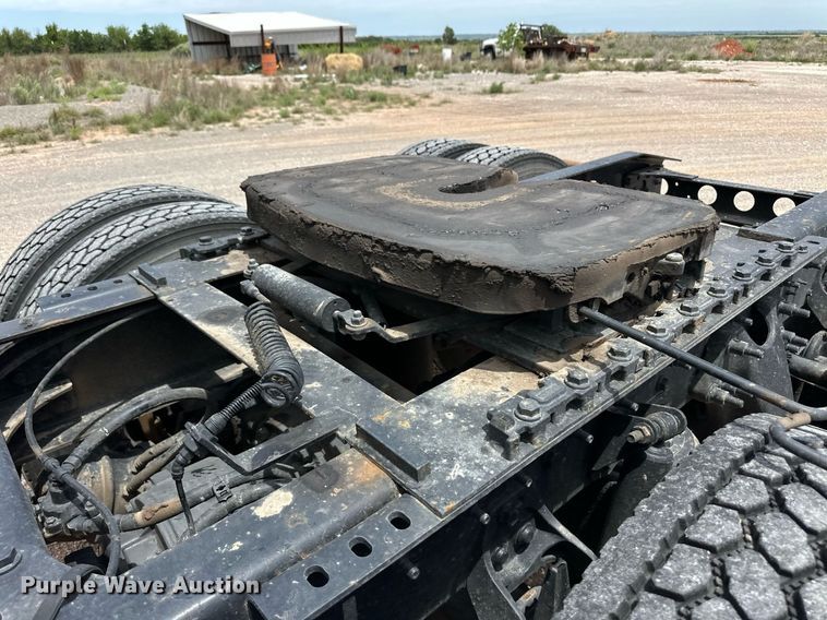 image for item EQ4758 2020 International LT625 semi truck