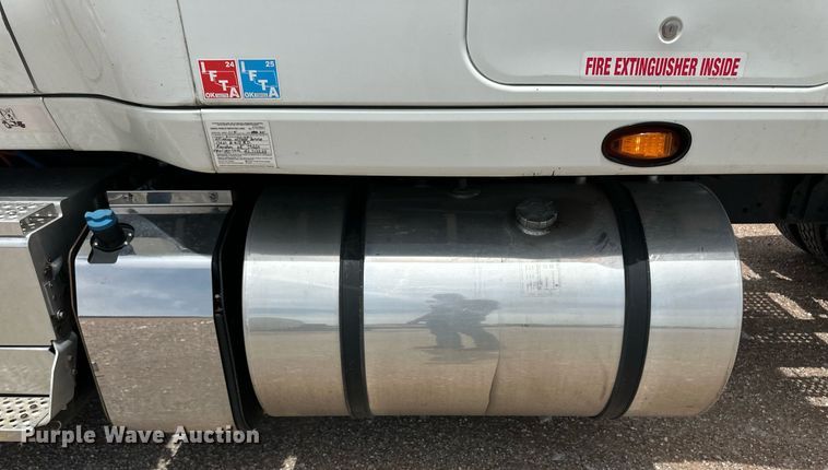 image for item EQ4758 2020 International LT625 semi truck