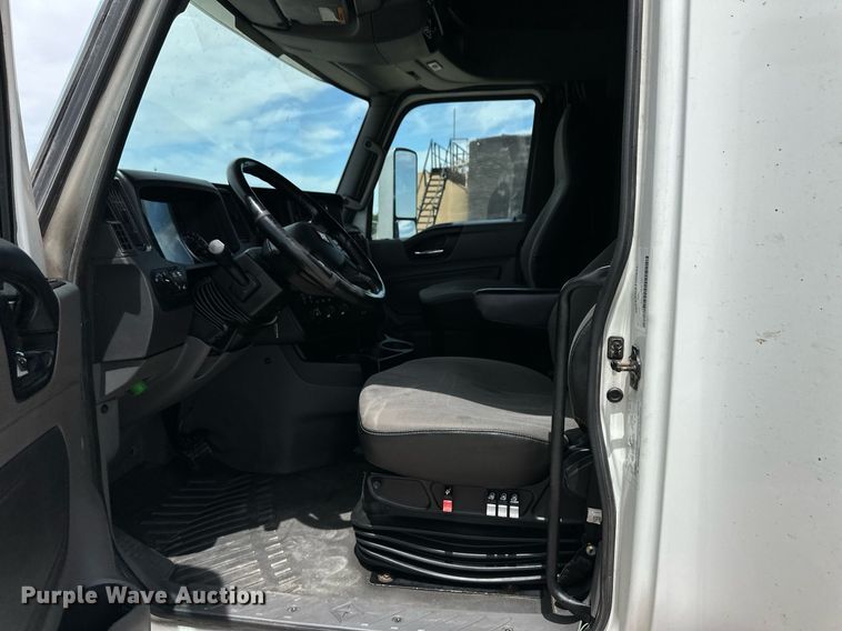 image for item EQ4758 2020 International LT625 semi truck