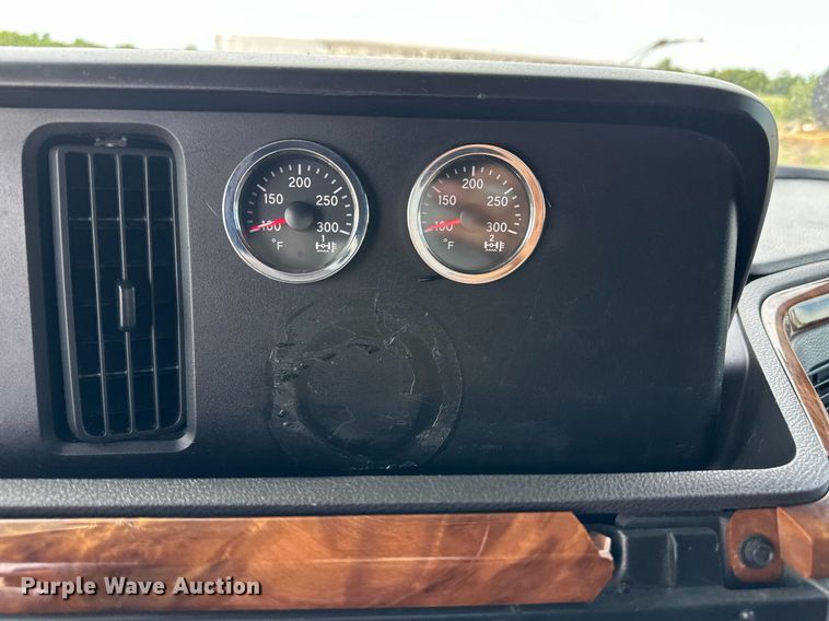 image for item EQ4758 2020 International LT625 semi truck