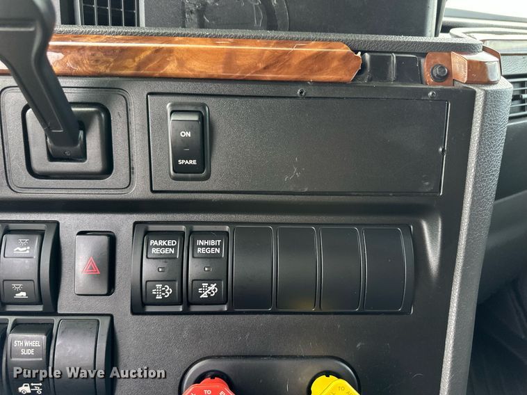 image for item EQ4758 2020 International LT625 semi truck