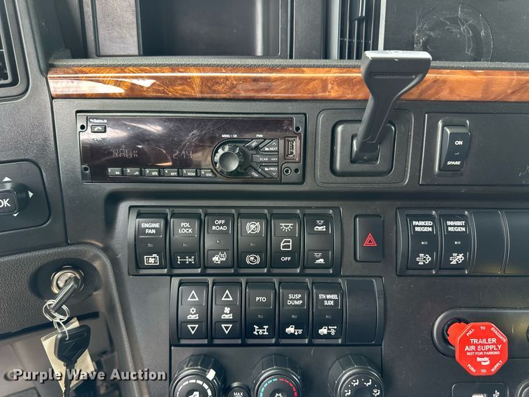 image for item EQ4758 2020 International LT625 semi truck