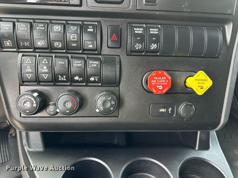 image for item EQ4758 2020 International LT625 semi truck