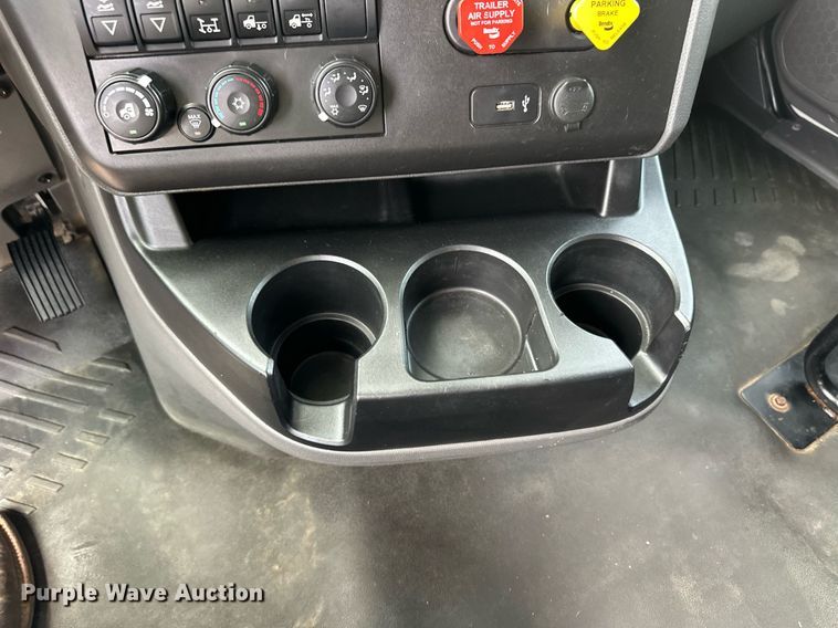 image for item EQ4758 2020 International LT625 semi truck