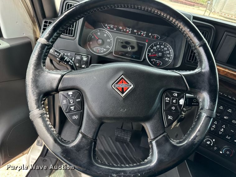 image for item EQ4758 2020 International LT625 semi truck