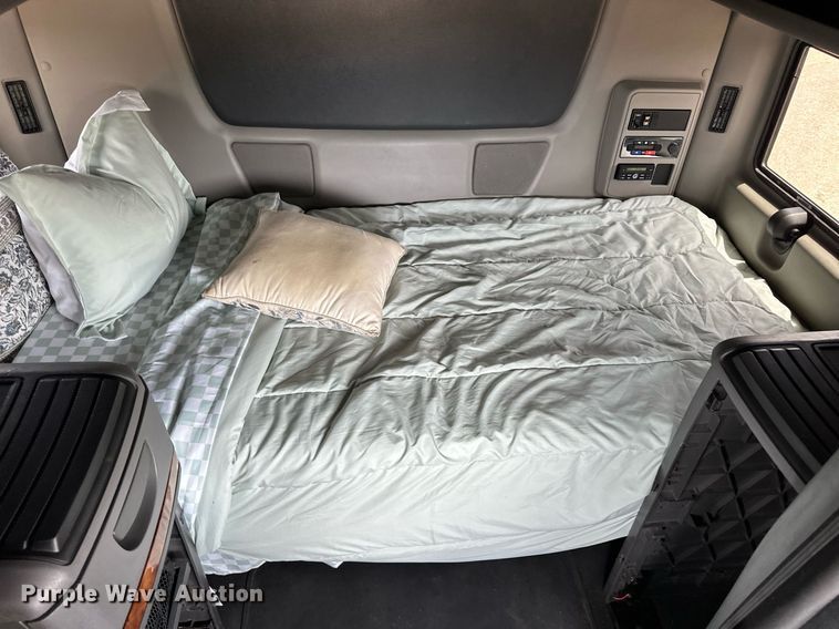 image for item EQ4758 2020 International LT625 semi truck