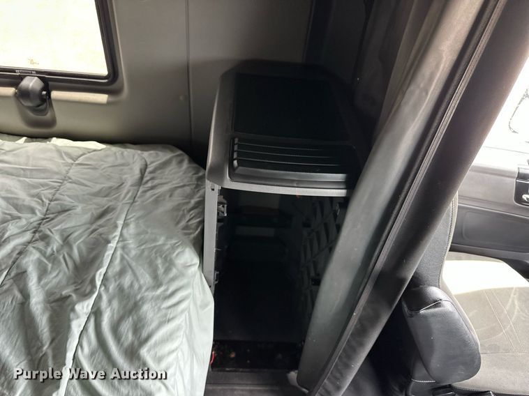 image for item EQ4758 2020 International LT625 semi truck