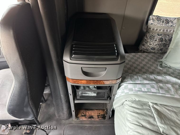 image for item EQ4758 2020 International LT625 semi truck