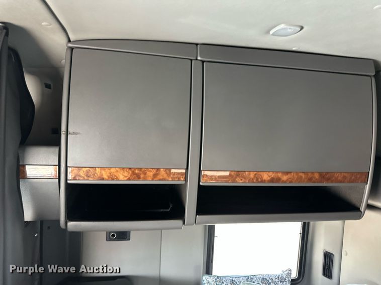 image for item EQ4758 2020 International LT625 semi truck