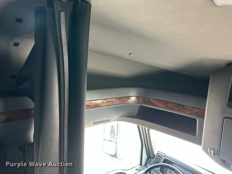 image for item EQ4758 2020 International LT625 semi truck