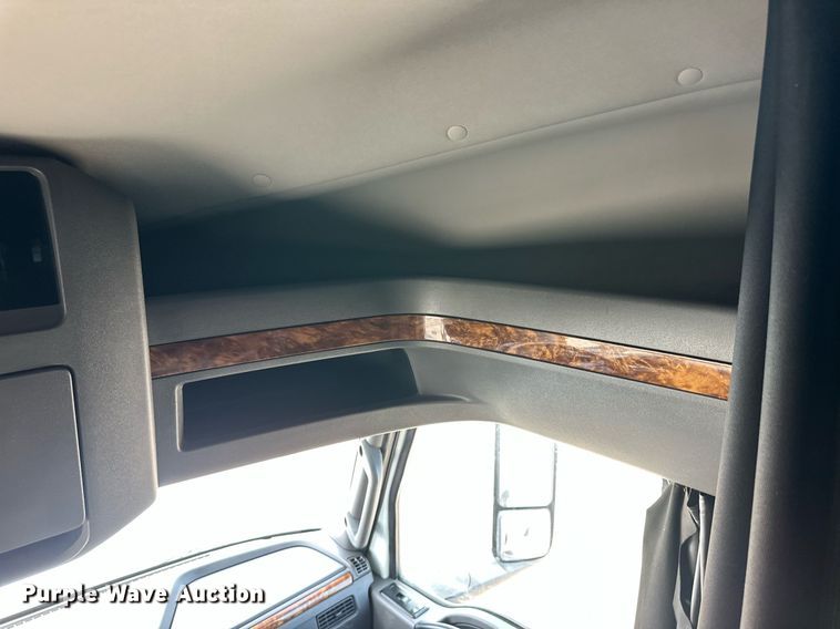 image for item EQ4758 2020 International LT625 semi truck