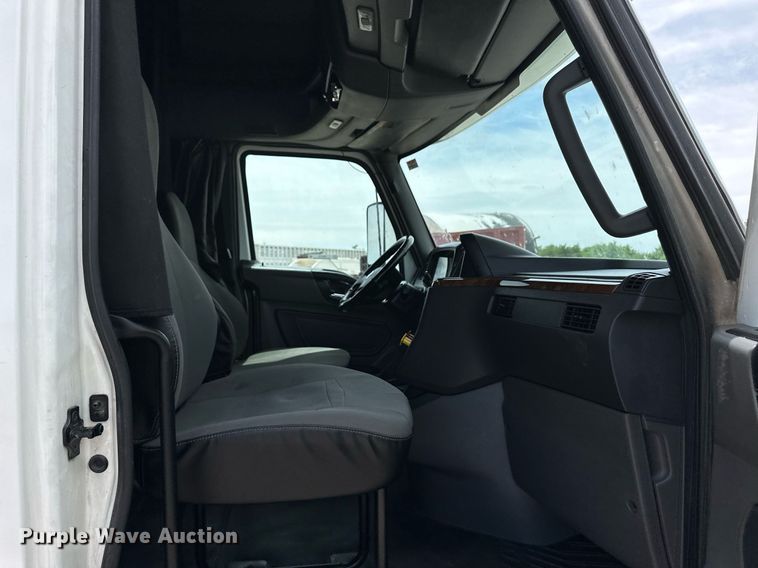 image for item EQ4758 2020 International LT625 semi truck