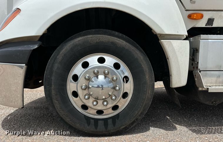 image for item EQ4758 2020 International LT625 semi truck