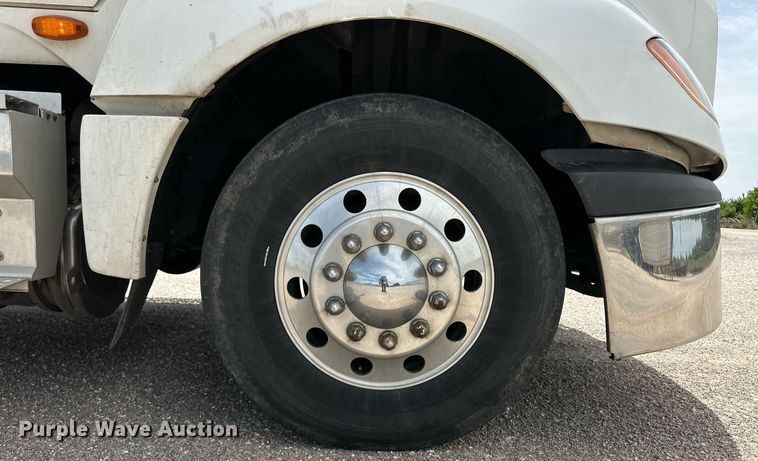 image for item EQ4758 2020 International LT625 semi truck