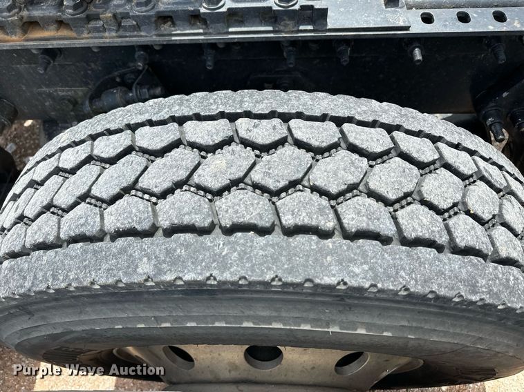 image for item EQ4758 2020 International LT625 semi truck