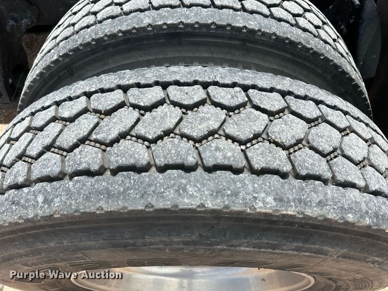 image for item EQ4758 2020 International LT625 semi truck